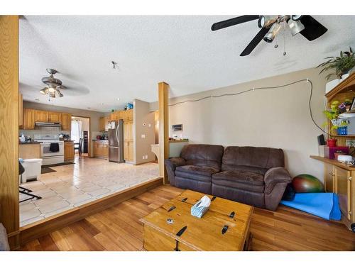 315 Hawkland Circle Nw, Calgary, AB - Indoor Photo Showing Living Room