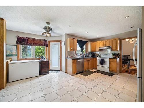 315 Hawkland Circle Nw, Calgary, AB - Indoor Photo Showing Kitchen