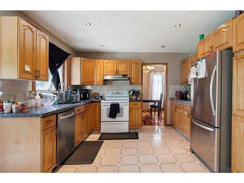 315 Hawkland Circle Nw, Calgary, AB - Indoor Photo Showing Kitchen