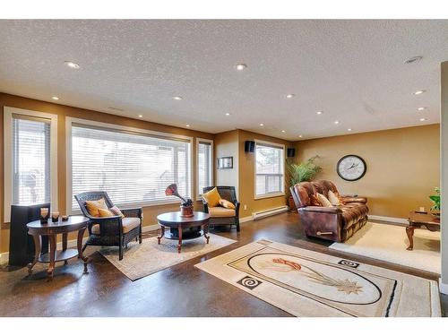 14 Cresthaven View Sw, Calgary, AB - Indoor Photo Showing Living Room