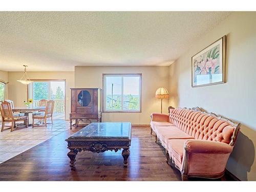 208 Tuscany Ridge Crescent Nw, Calgary, AB - Indoor Photo Showing Living Room