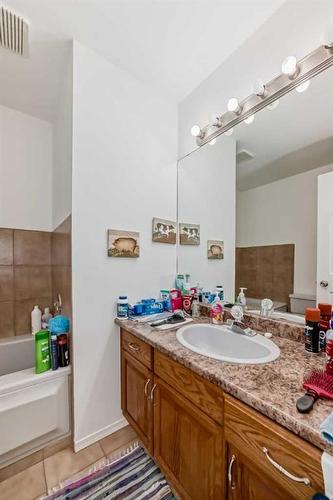 12 West Heights Drive, Didsbury, AB - Indoor Photo Showing Bathroom