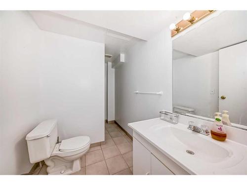 12 West Heights Drive, Didsbury, AB - Indoor Photo Showing Bathroom