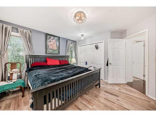 12 West Heights Drive, Didsbury, AB - Indoor Photo Showing Bedroom