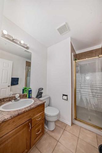 12 West Heights Drive, Didsbury, AB - Indoor Photo Showing Bathroom