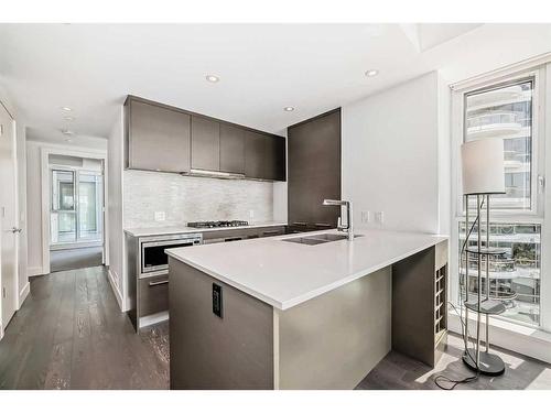 901-1025 5 Avenue Sw, Calgary, AB - Indoor Photo Showing Kitchen With Upgraded Kitchen