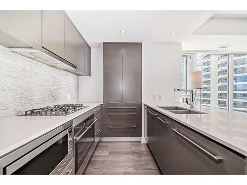 901-1025 5 Avenue Sw, Calgary, AB - Indoor Photo Showing Kitchen With Double Sink With Upgraded Kitchen