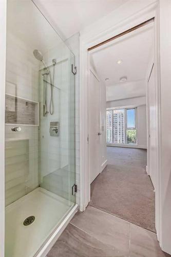 901-1025 5 Avenue Sw, Calgary, AB - Indoor Photo Showing Bathroom