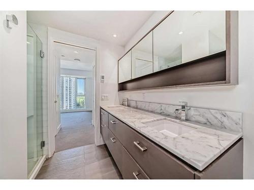 901-1025 5 Avenue Sw, Calgary, AB - Indoor Photo Showing Bathroom