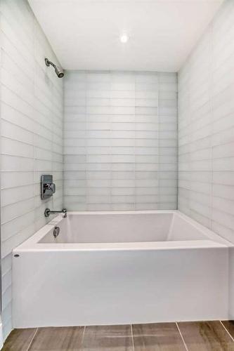 901-1025 5 Avenue Sw, Calgary, AB - Indoor Photo Showing Bathroom
