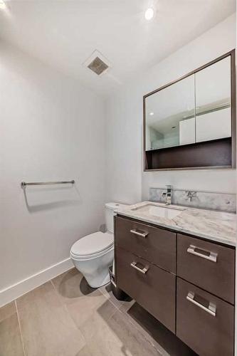 901-1025 5 Avenue Sw, Calgary, AB - Indoor Photo Showing Bathroom