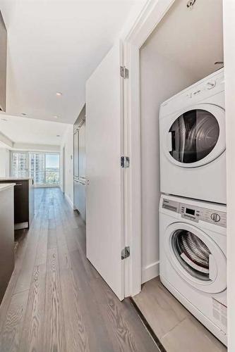 901-1025 5 Avenue Sw, Calgary, AB - Indoor Photo Showing Laundry Room