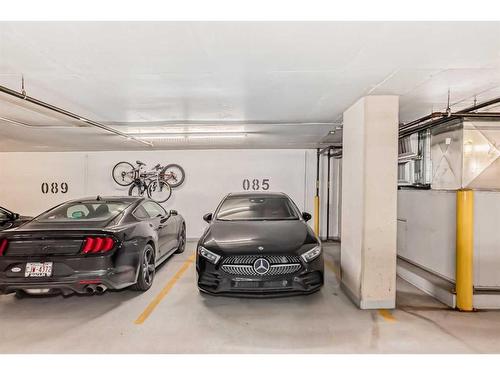 901-1025 5 Avenue Sw, Calgary, AB - Indoor Photo Showing Garage