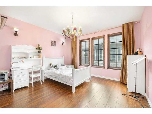 5 Elveden Point Sw, Calgary, AB - Indoor Photo Showing Bedroom