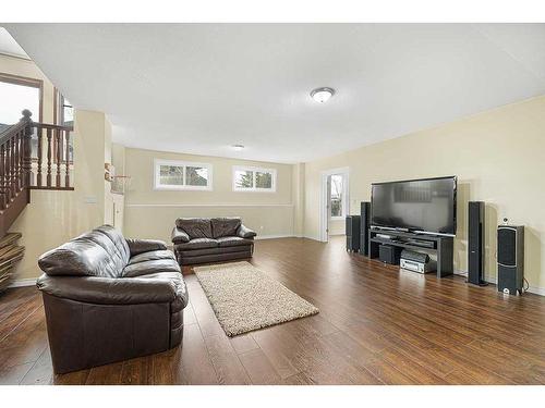 5 Elveden Point Sw, Calgary, AB - Indoor Photo Showing Living Room