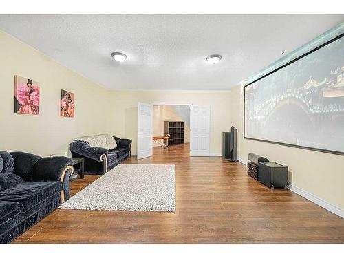 5 Elveden Point Sw, Calgary, AB - Indoor Photo Showing Living Room