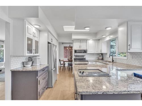 4728 41 Avenue Sw, Calgary, AB - Indoor Photo Showing Kitchen With Upgraded Kitchen