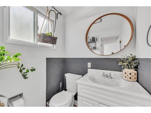 4728 41 Avenue Sw, Calgary, AB - Indoor Photo Showing Bathroom