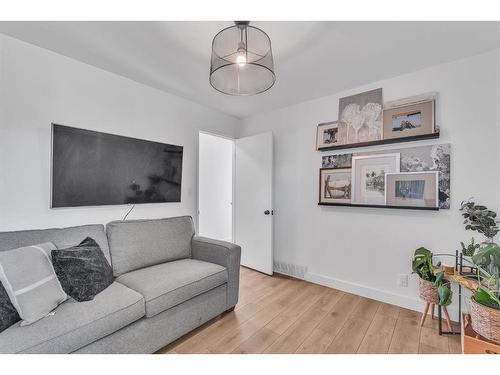 4728 41 Avenue Sw, Calgary, AB - Indoor Photo Showing Living Room