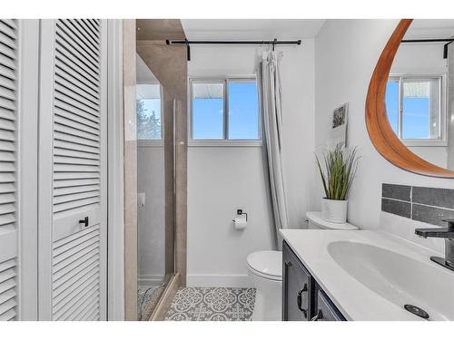 4728 41 Avenue Sw, Calgary, AB - Indoor Photo Showing Bathroom