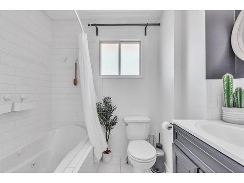 4728 41 Avenue Sw, Calgary, AB - Indoor Photo Showing Bathroom