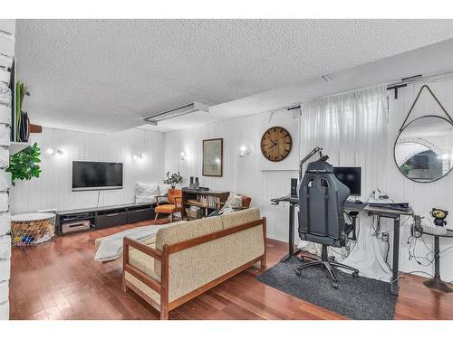 4728 41 Avenue Sw, Calgary, AB - Indoor Photo Showing Living Room