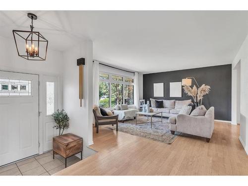 4728 41 Avenue Sw, Calgary, AB - Indoor Photo Showing Living Room