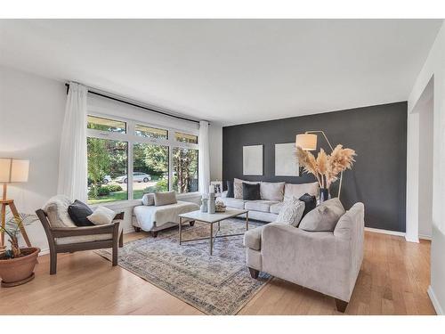 4728 41 Avenue Sw, Calgary, AB - Indoor Photo Showing Living Room