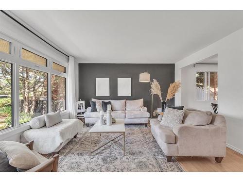 4728 41 Avenue Sw, Calgary, AB - Indoor Photo Showing Living Room