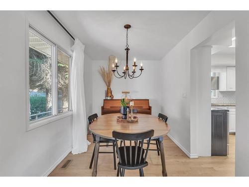 4728 41 Avenue Sw, Calgary, AB - Indoor Photo Showing Dining Room