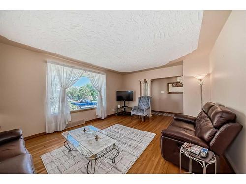 2445 30 Avenue Sw, Calgary, AB - Indoor Photo Showing Living Room