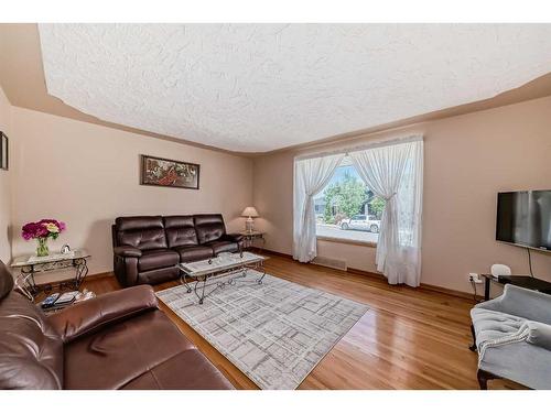 2445 30 Avenue Sw, Calgary, AB - Indoor Photo Showing Living Room