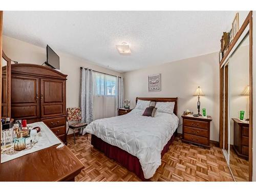 2445 30 Avenue Sw, Calgary, AB - Indoor Photo Showing Bedroom