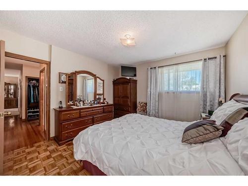 2445 30 Avenue Sw, Calgary, AB - Indoor Photo Showing Bedroom