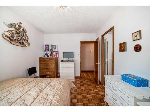 2445 30 Avenue Sw, Calgary, AB - Indoor Photo Showing Bedroom