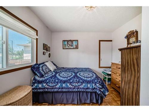 2445 30 Avenue Sw, Calgary, AB - Indoor Photo Showing Bedroom