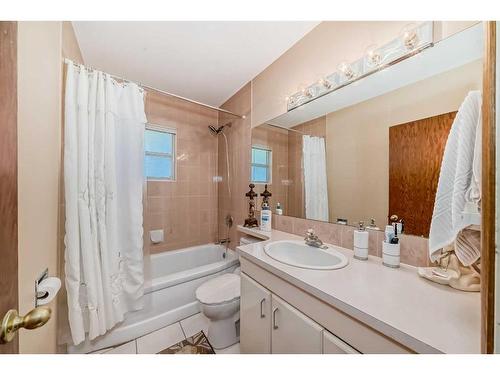 2445 30 Avenue Sw, Calgary, AB - Indoor Photo Showing Bathroom