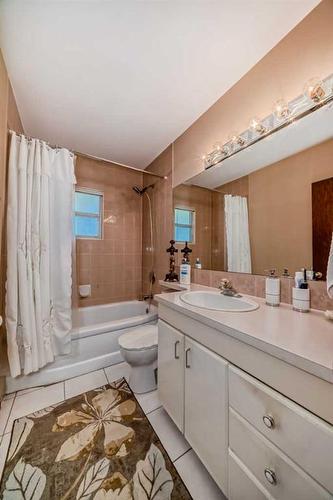 2445 30 Avenue Sw, Calgary, AB - Indoor Photo Showing Bathroom