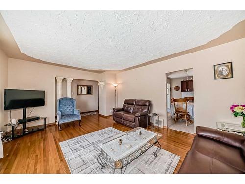 2445 30 Avenue Sw, Calgary, AB - Indoor Photo Showing Living Room