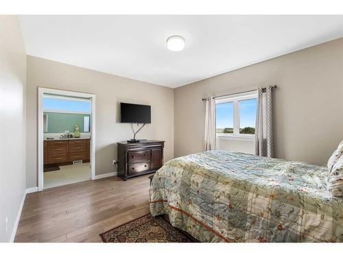 243077 Range Road 255, Rural Wheatland County, AB - Indoor Photo Showing Bedroom