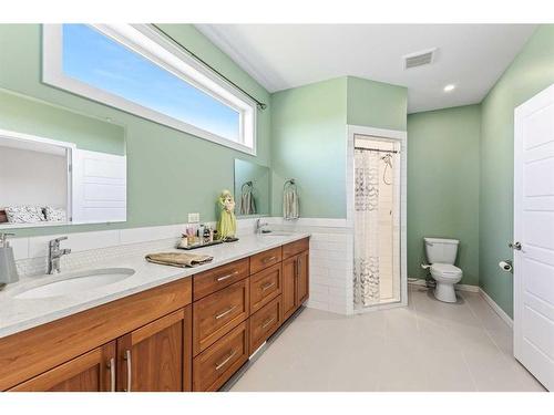 243077 Range Road 255, Rural Wheatland County, AB - Indoor Photo Showing Bathroom