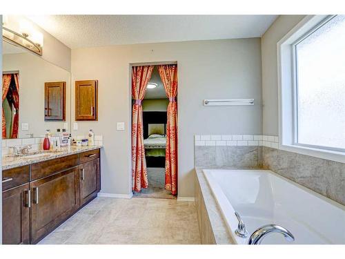 392 Nolan Hill Boulevard Nw, Calgary, AB - Indoor Photo Showing Bathroom