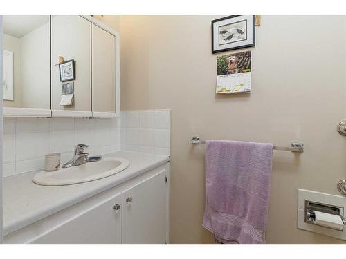 2728 49 Street Sw, Calgary, AB - Indoor Photo Showing Bathroom