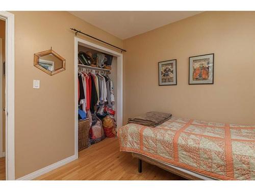 2728 49 Street Sw, Calgary, AB - Indoor Photo Showing Bedroom