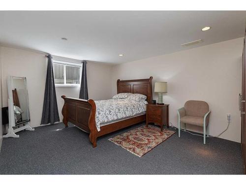 2728 49 Street Sw, Calgary, AB - Indoor Photo Showing Bedroom
