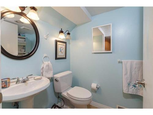 2728 49 Street Sw, Calgary, AB - Indoor Photo Showing Bathroom