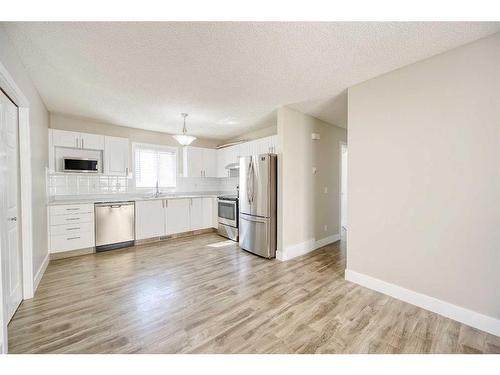 1072 Country Hills Circle Nw, Calgary, AB - Indoor Photo Showing Kitchen