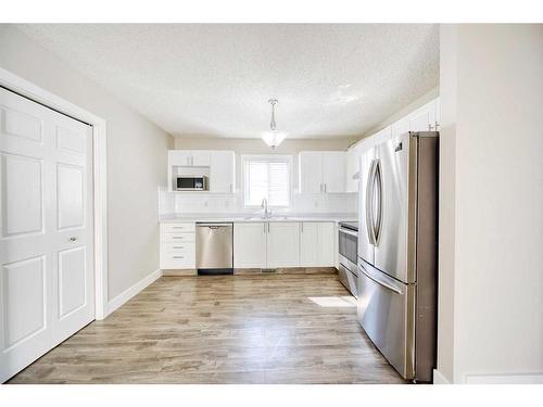 1072 Country Hills Circle Nw, Calgary, AB - Indoor Photo Showing Kitchen