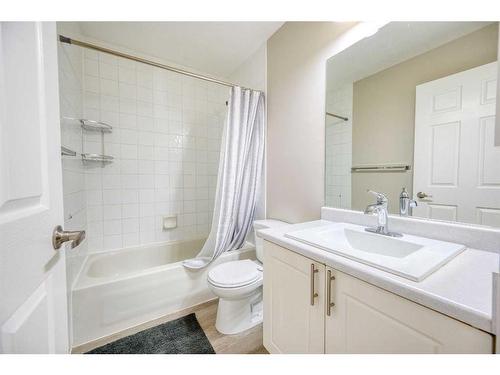 1072 Country Hills Circle Nw, Calgary, AB - Indoor Photo Showing Bathroom