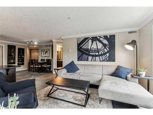 202-736 57 Avenue Sw, Calgary, AB - Indoor Photo Showing Living Room